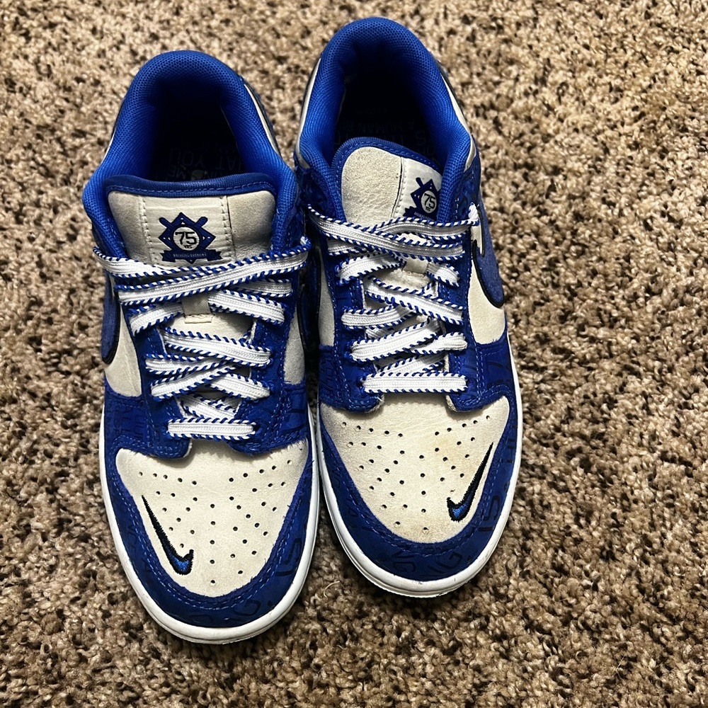 Jackie Robinson dunks size 4